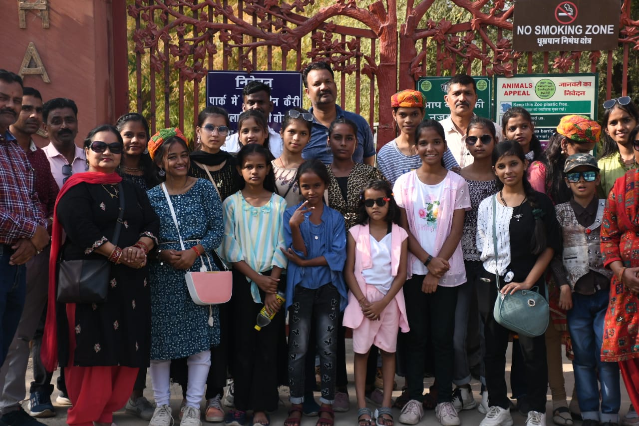 शांतिकुंज की छात्राओं ने किया जयपुर का शैक्षिक भ्रमण , जल महल, हवा महल, भूलभुलैया, जंतर मंतर का लिया आंनद