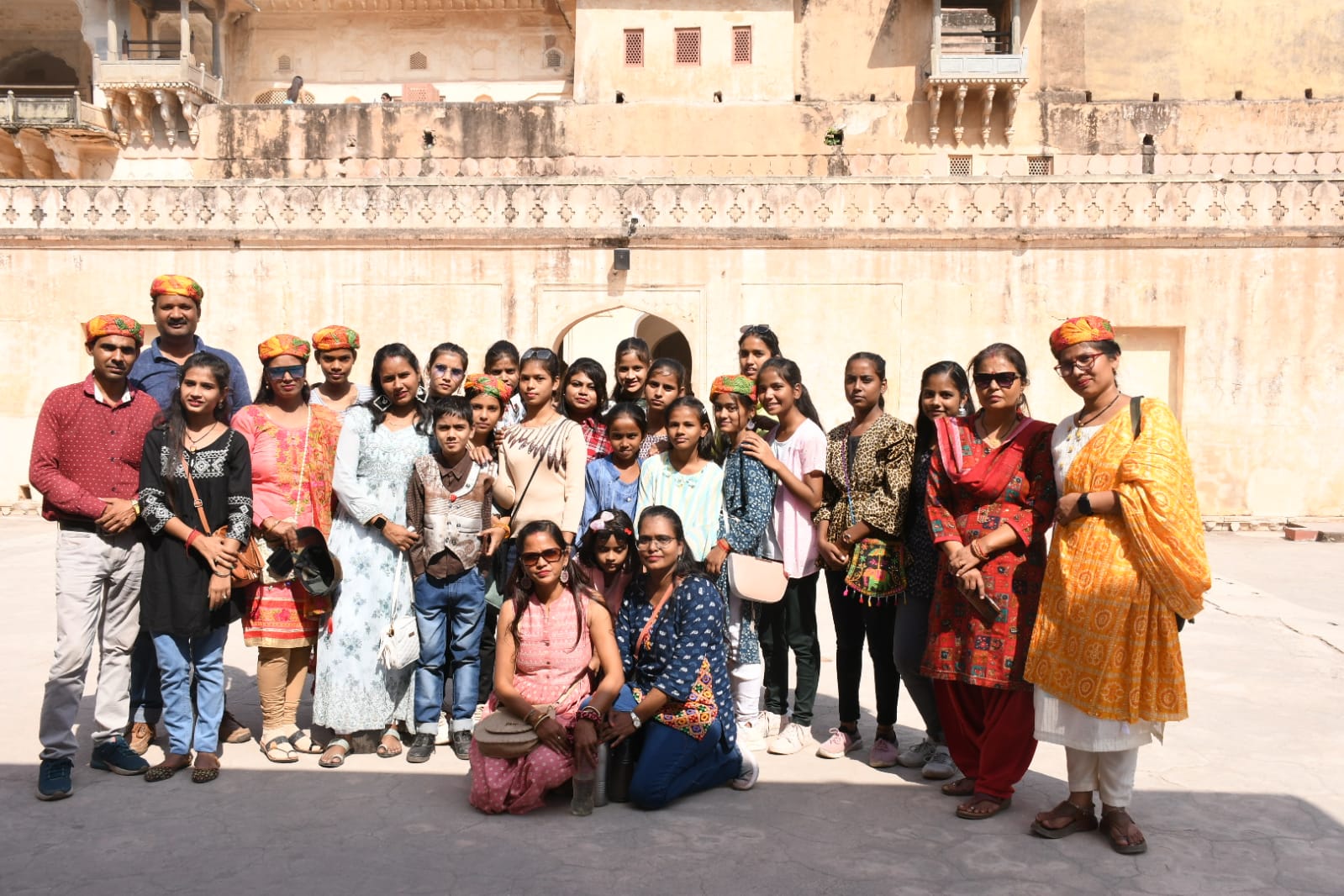शांतिकुंज की छात्राओं ने किया जयपुर का शैक्षिक भ्रमण , जल महल, हवा महल, भूलभुलैया, जंतर मंतर का लिया आंनद