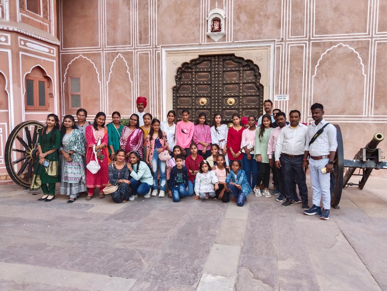 शांतिकुंज की छात्राओं ने किया जयपुर का शैक्षिक भ्रमण , जल महल, हवा महल, भूलभुलैया, जंतर मंतर का लिया आंनद