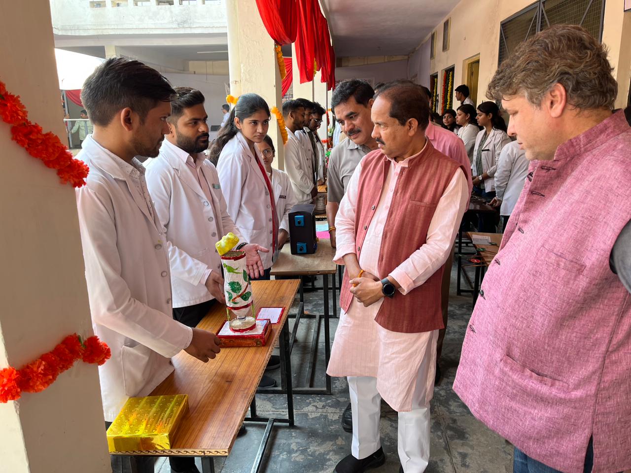 प्रतियोगिता में प्रथम स्थान पर आशीष एवं कामिनी, द्वितीय स्थान पर देवेश