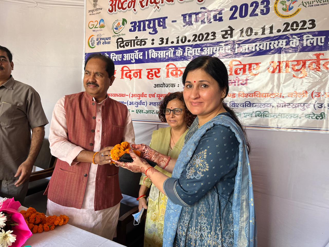 प्रतियोगिता में प्रथम स्थान पर आशीष एवं कामिनी, द्वितीय स्थान पर देवेश