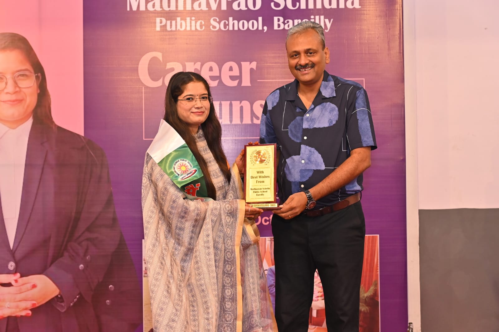 प्रबंधक डा सौरभ कुमार अग्रवाल, प्रधानाचार्या डा प्रियंका सरकार व शिक्षकगण