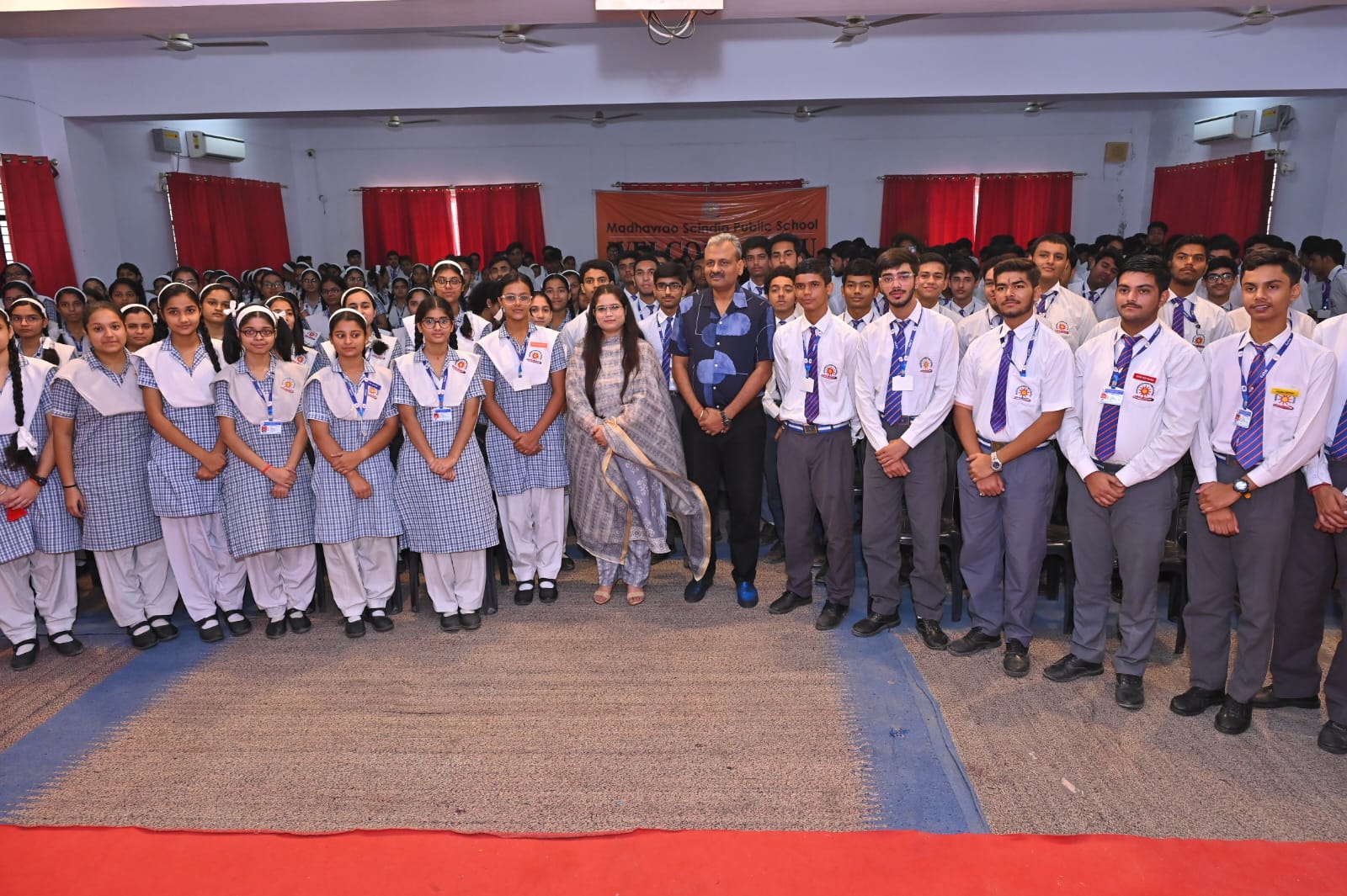 प्रबंधक डा सौरभ कुमार अग्रवाल, प्रधानाचार्या डा प्रियंका सरकार व शिक्षकगण