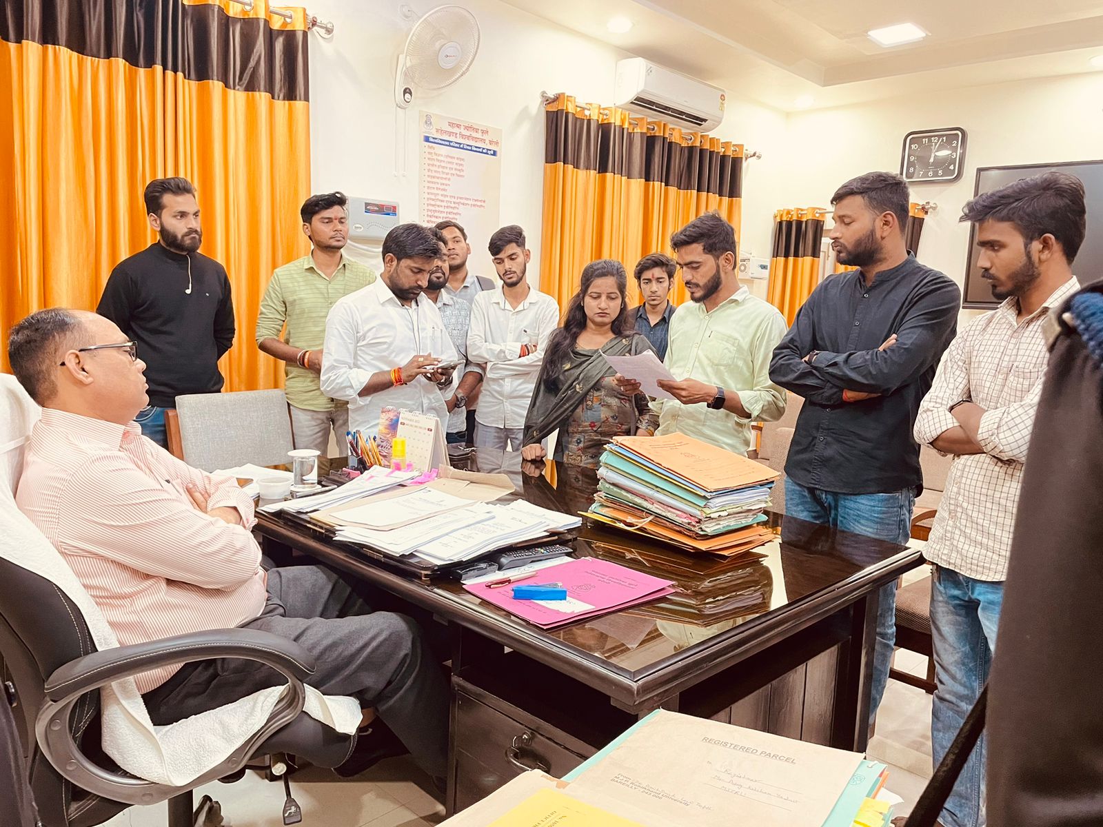 15 सूत्रीय माँगो को लेकर कुलसचिव को ज्ञापन, विद्यार्थीयों से लिए जाने वाले परीक्षा शुल्क का विरोध