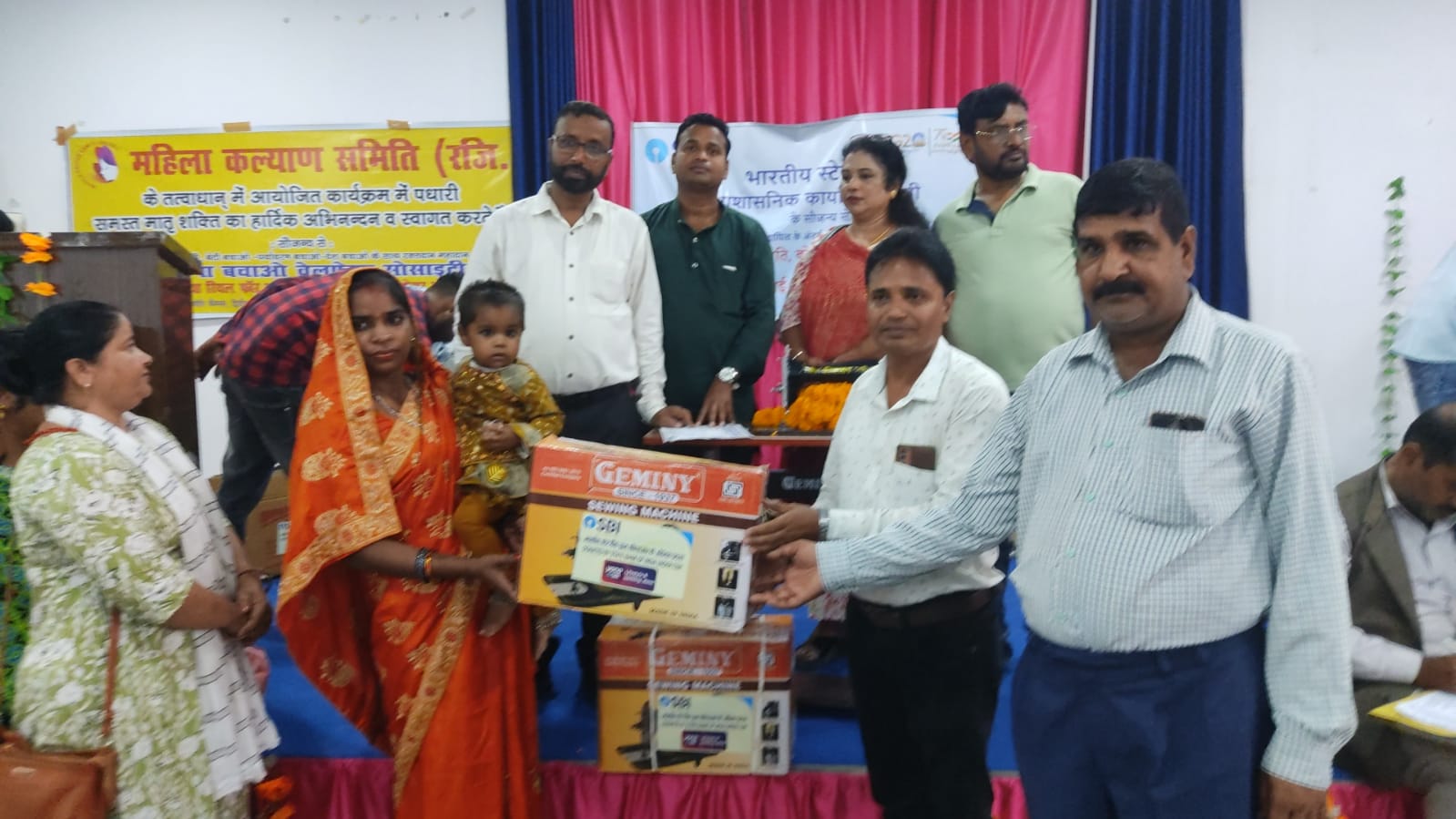 सिलाई मशीन मिलने पर स्वयंसेवी महिलाओं के खिले चेहरे : डॉ. रजनीश सक्सेना