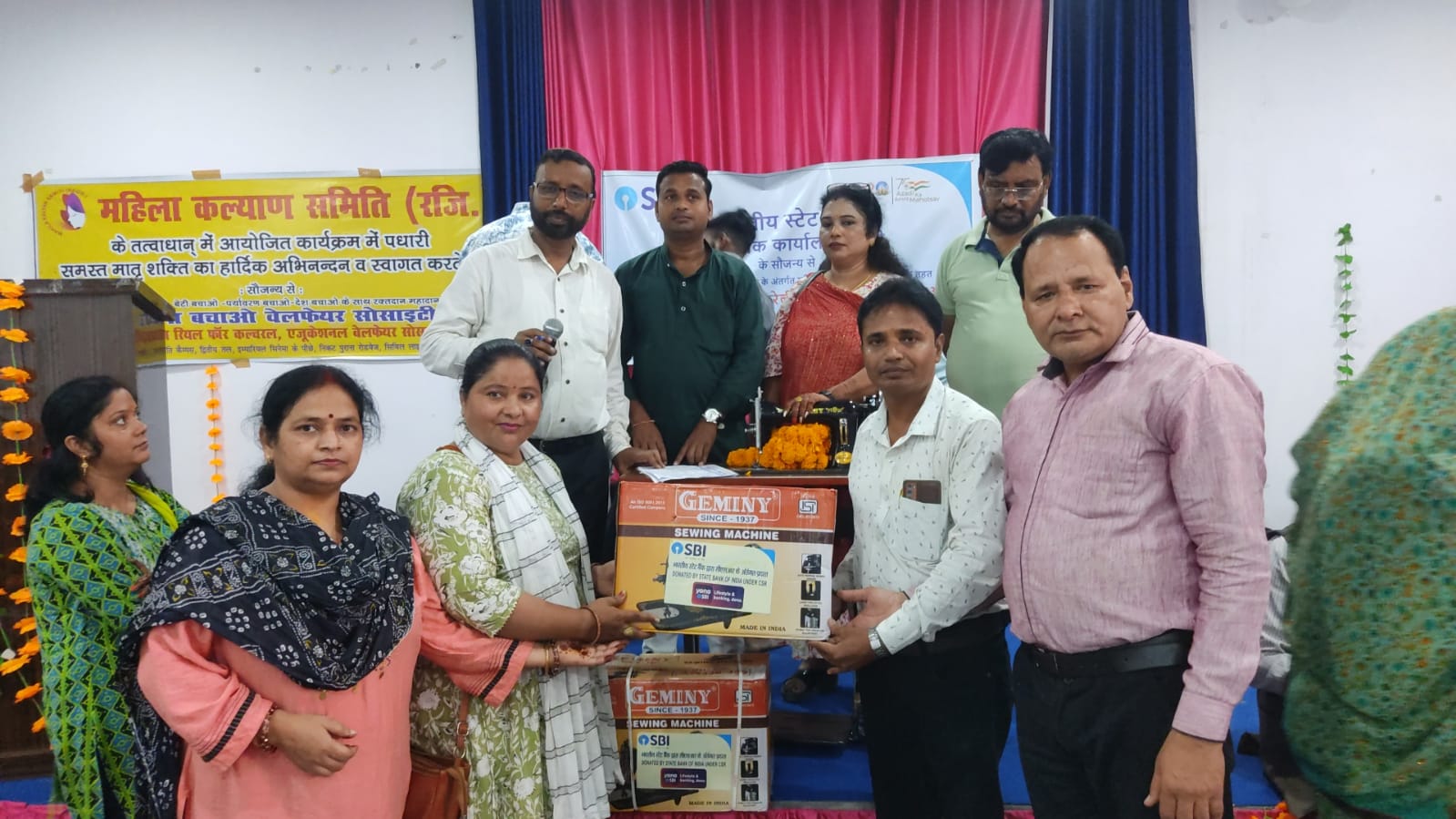 सिलाई मशीन मिलने पर स्वयंसेवी महिलाओं के खिले चेहरे : डॉ. रजनीश सक्सेना