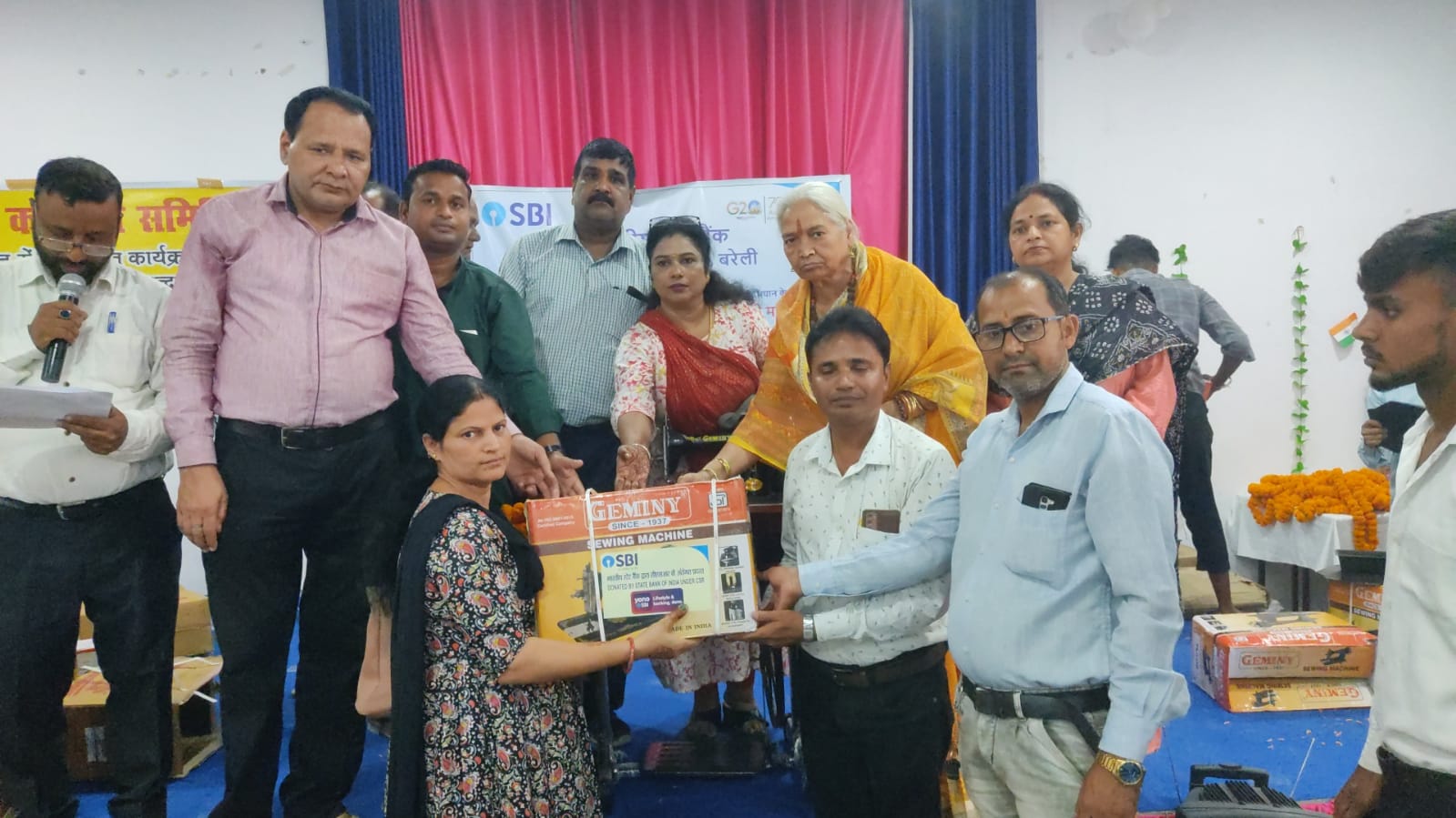 सिलाई मशीन मिलने पर स्वयंसेवी महिलाओं के खिले चेहरे : डॉ. रजनीश सक्सेना