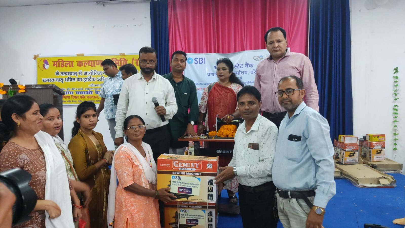 सिलाई मशीन मिलने पर स्वयंसेवी महिलाओं के खिले चेहरे : डॉ. रजनीश सक्सेना