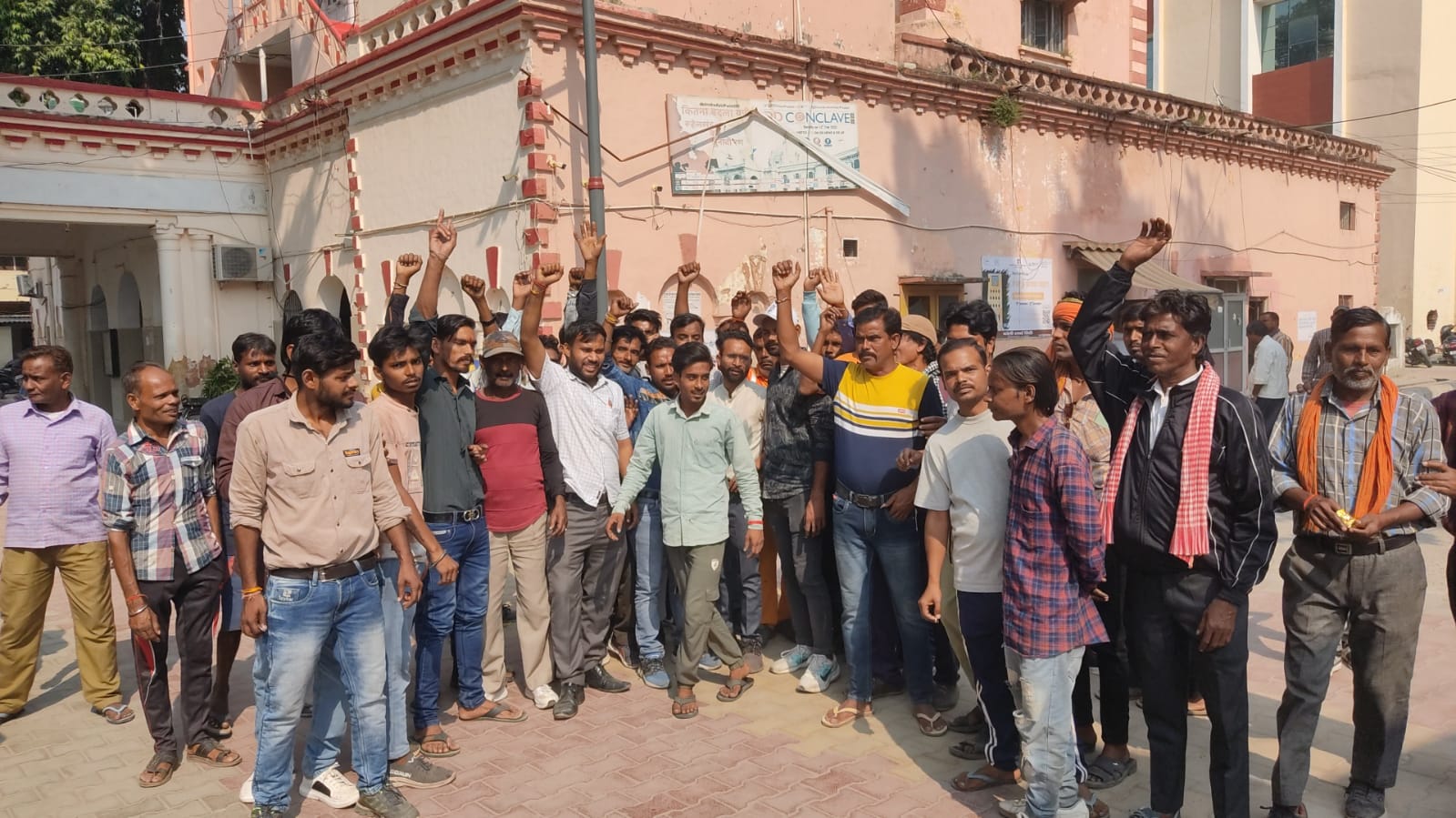 तीन माह से नगर निगम के डोर टू डोर कर्मचारियों को नहीं मिला वेतन , किया हंगामा कामकाज ठप