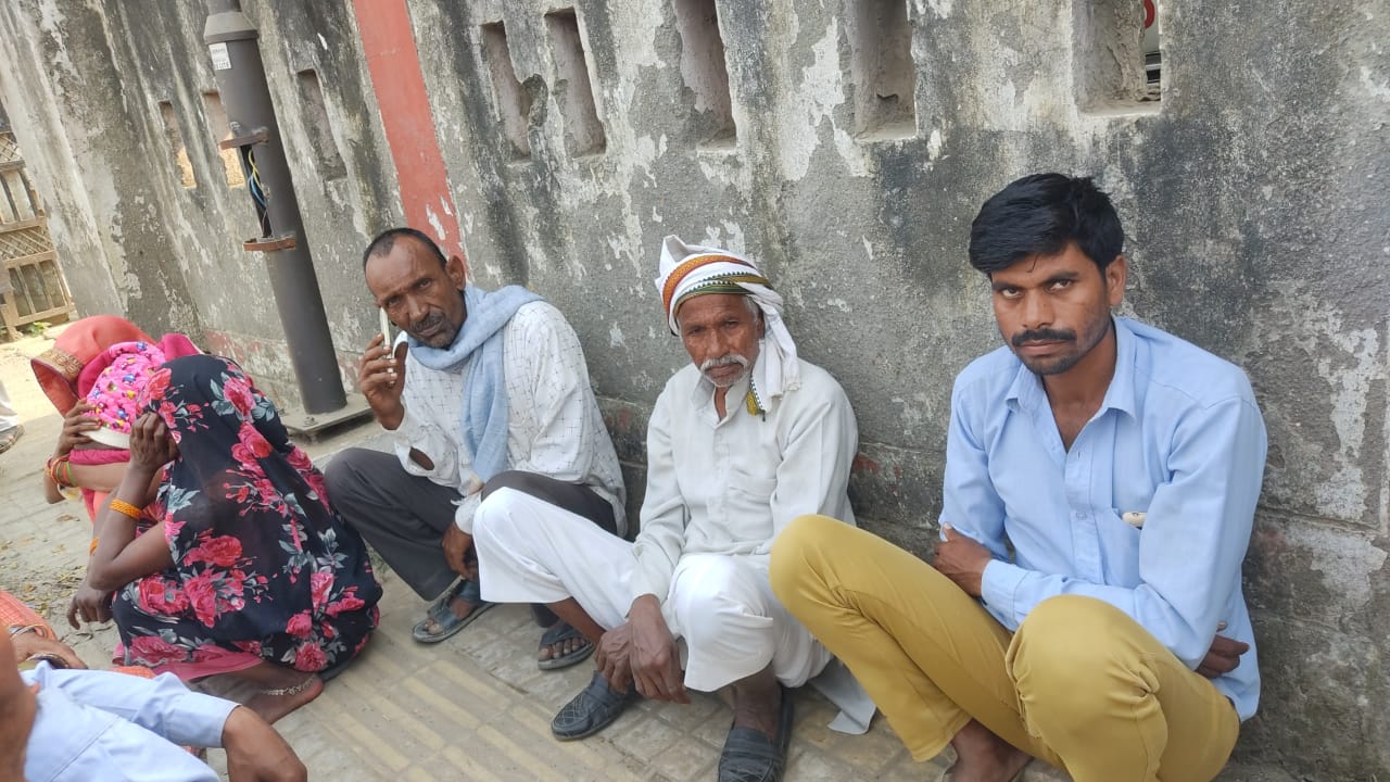 बीमारी से परेशान महिला ने लगाई फांसी , मौत