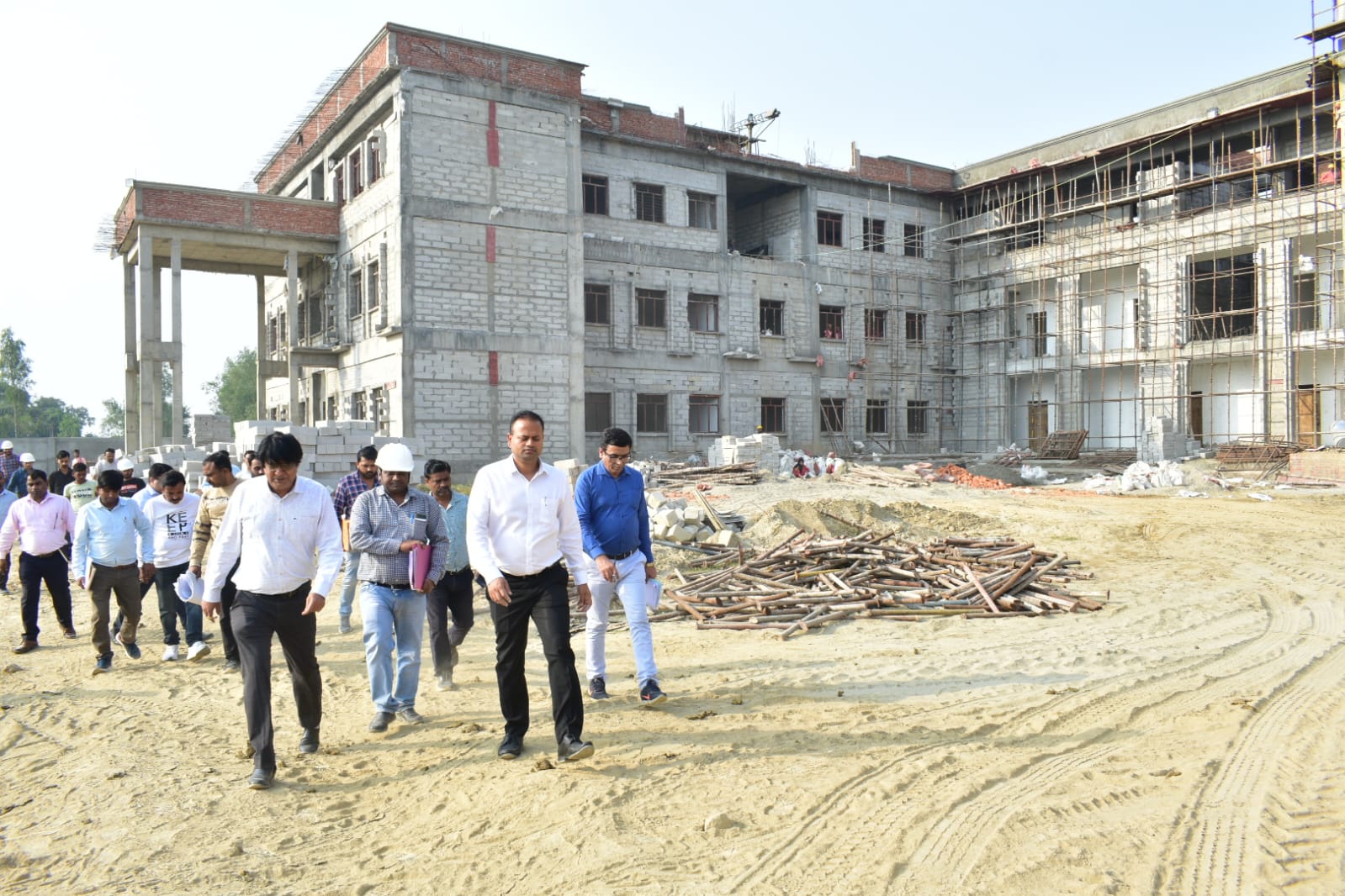 जिलाधिकारी ने निर्माणाधीन अटल आवासीय विद्यालय का किया निरीक्षण