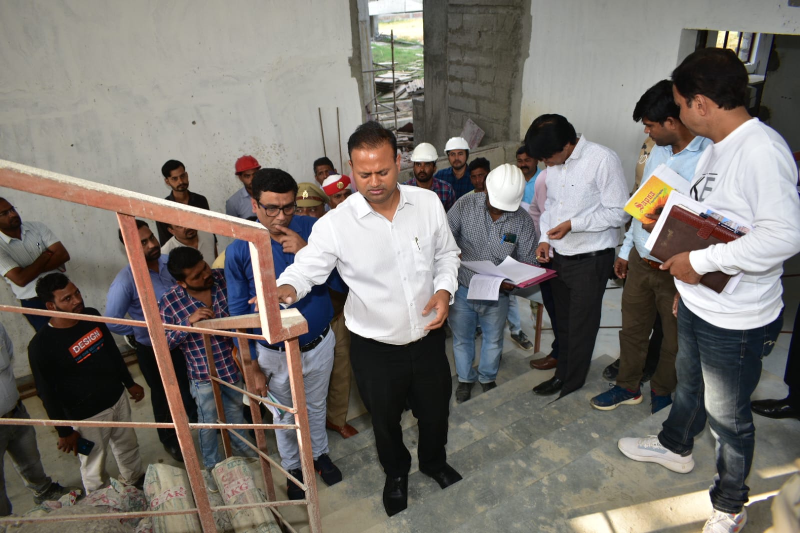 जिलाधिकारी ने निर्माणाधीन अटल आवासीय विद्यालय का किया निरीक्षण