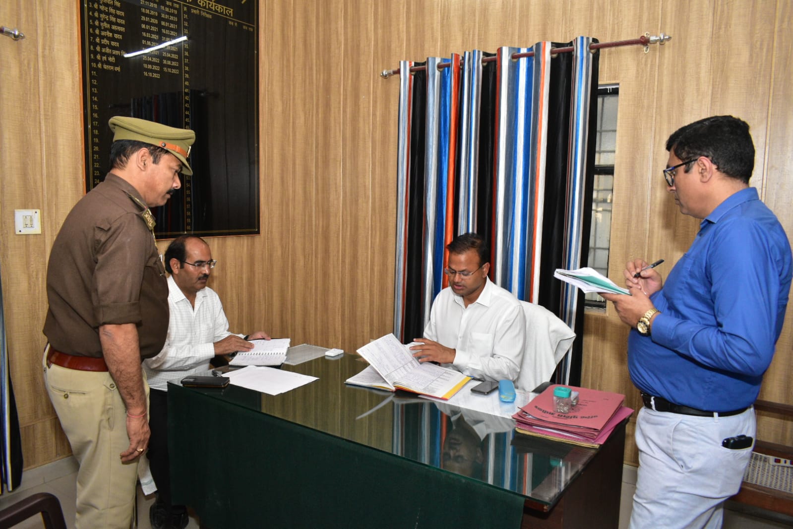 जिलाधिकारी ने थाना हाफिजगंज का किया निरीक्षण