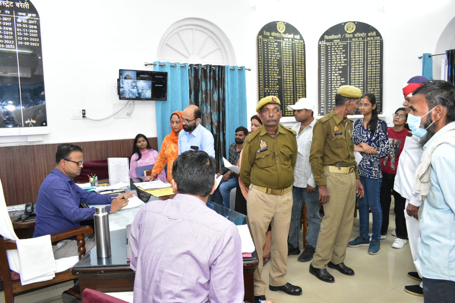 डीएम ने जनसुनवाई के दौरान कार्यालय में आये लोगों की शिकायतों को सुना व किया निस्तारित