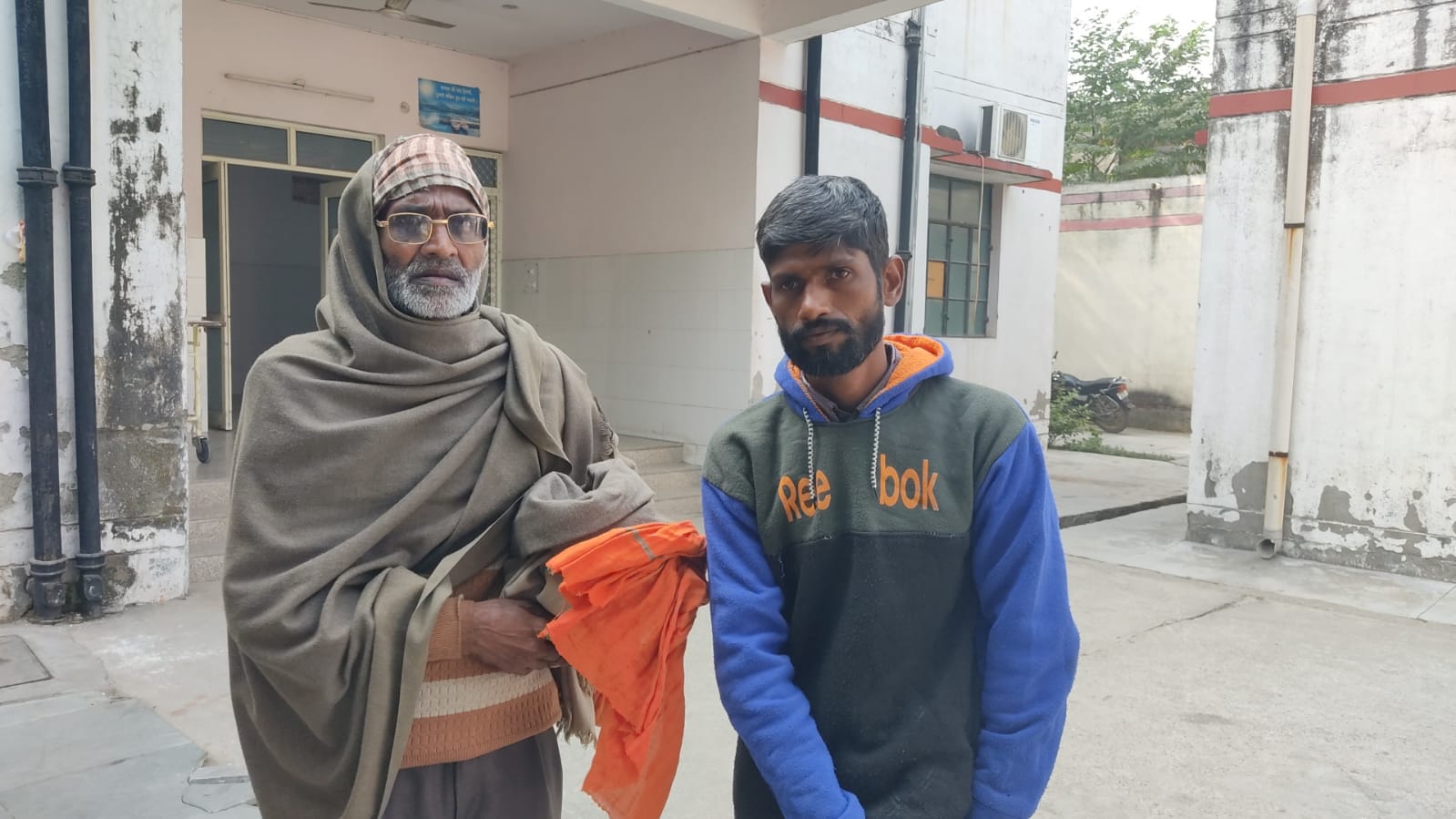 अज्ञात वाहन ने मोटरसाइकिल में मारी टक्कर एक की मौत दो घायल