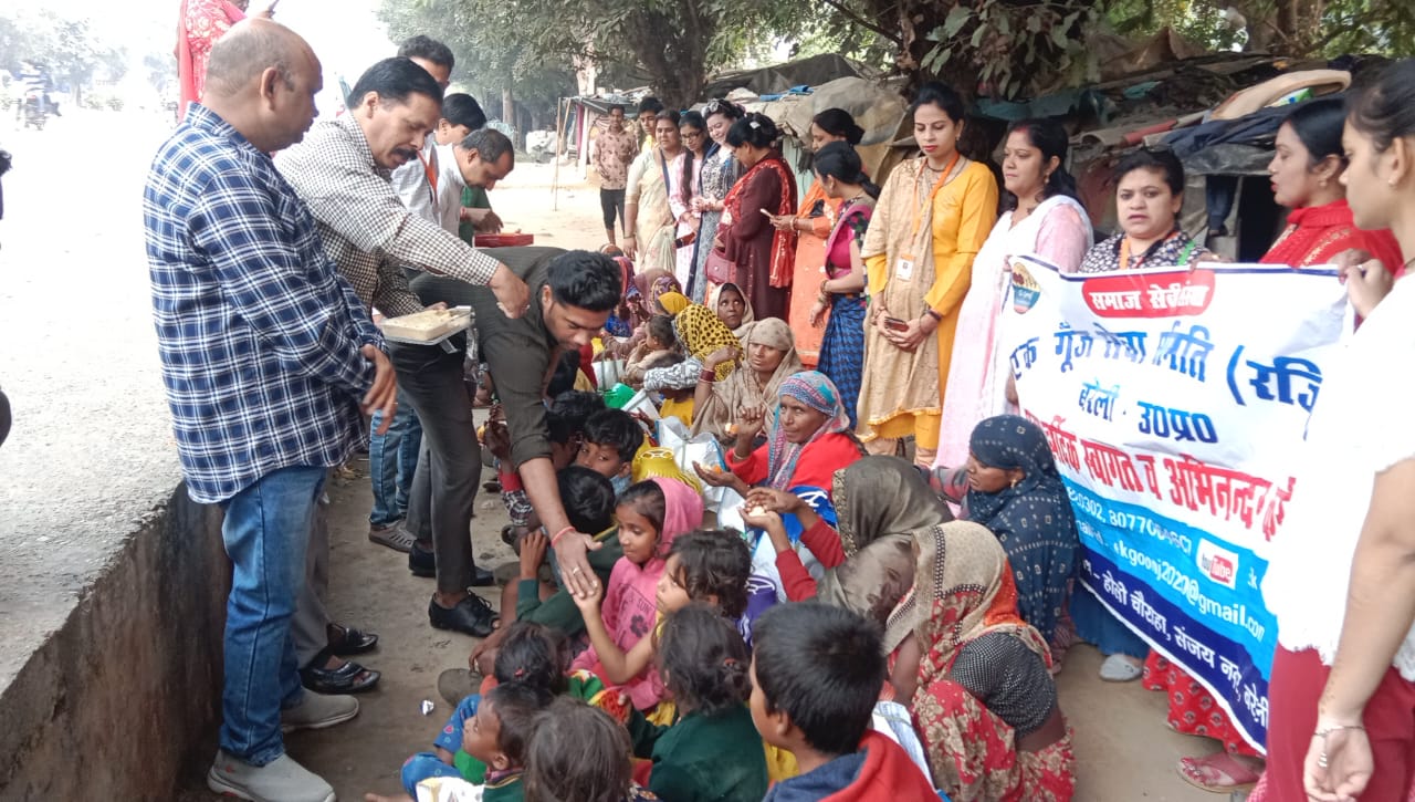 एक गुंज कपड़ा बैंक ने जरूरतमंद लोगों को दीपावली के सामान का‌ वितरण किया