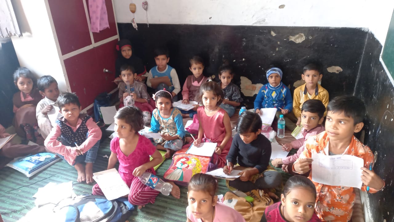 बजट के अभाव में नहीं छपे पेपर, अव्यवस्थाओं के बीच बेसिक स्कूलों की छमाही परीक्षा शुरू