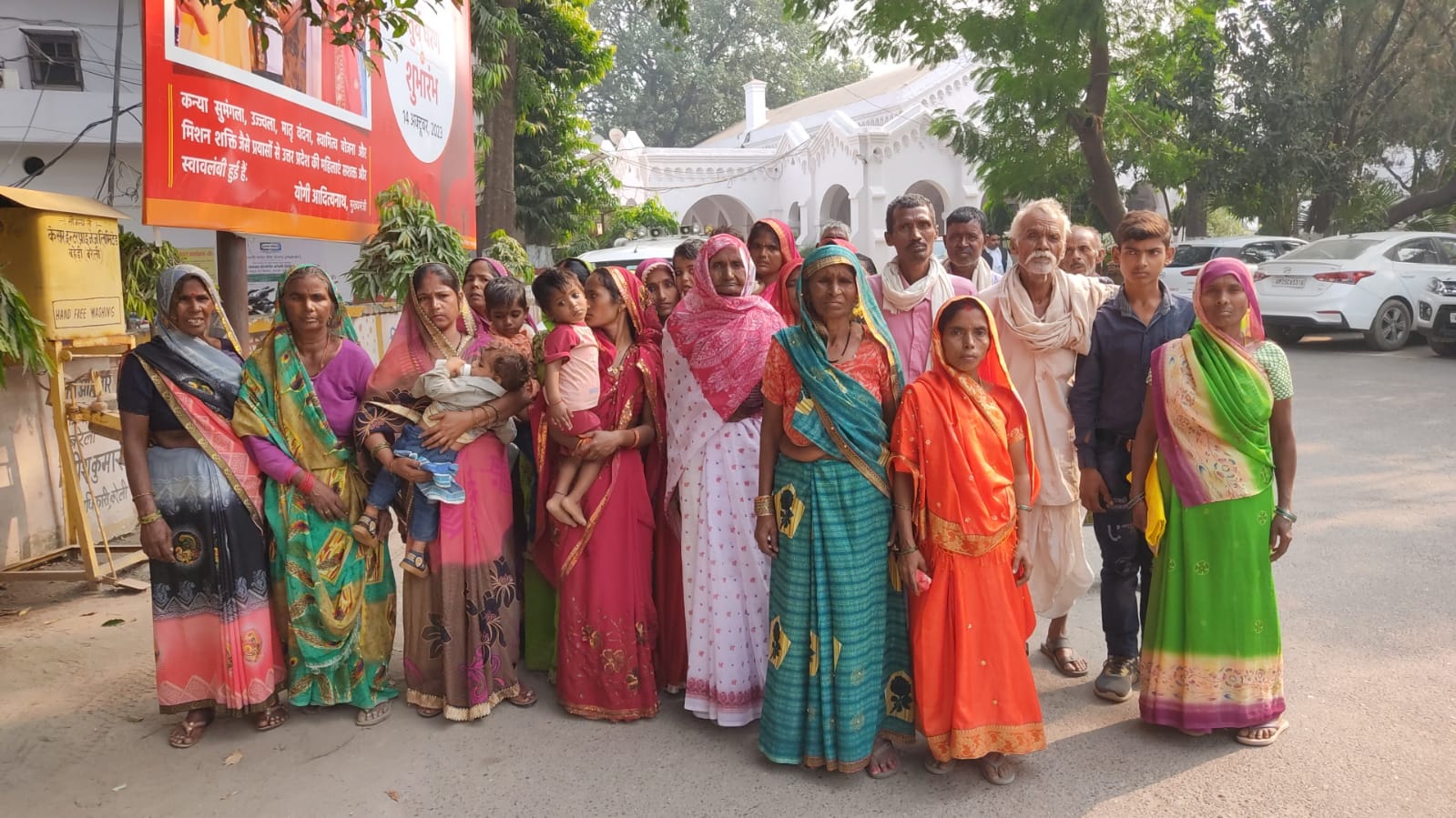 सचिव ने पात्र को बनाया अपात्र, महिलाओं ने की जिलाधिकारी से शिकायत