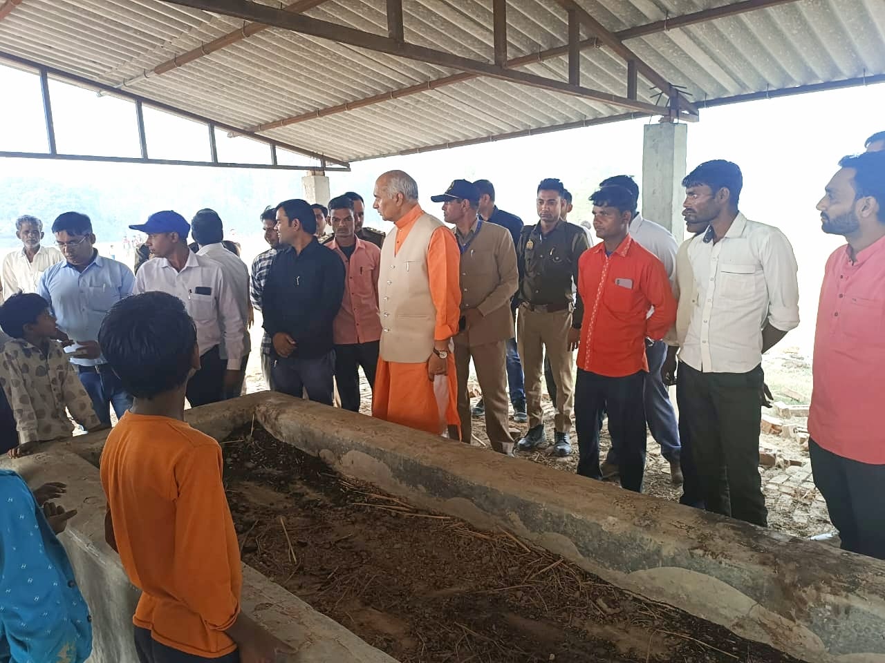 पशुधन दुग्ध एवं विकास मंत्री ने विकास खण्ड मझगवां के ग्राम प्रहलादपुर में गौआश्रय स्थल का किया औचक निरीक्षण