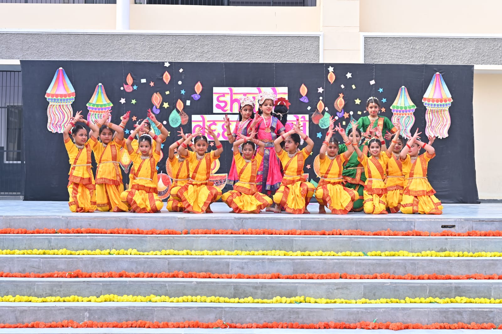माधवराव सिंधिया पब्लिक स्कूल में दीवाली पर हुआ रंगारंग कार्यक्रम का आयोजन