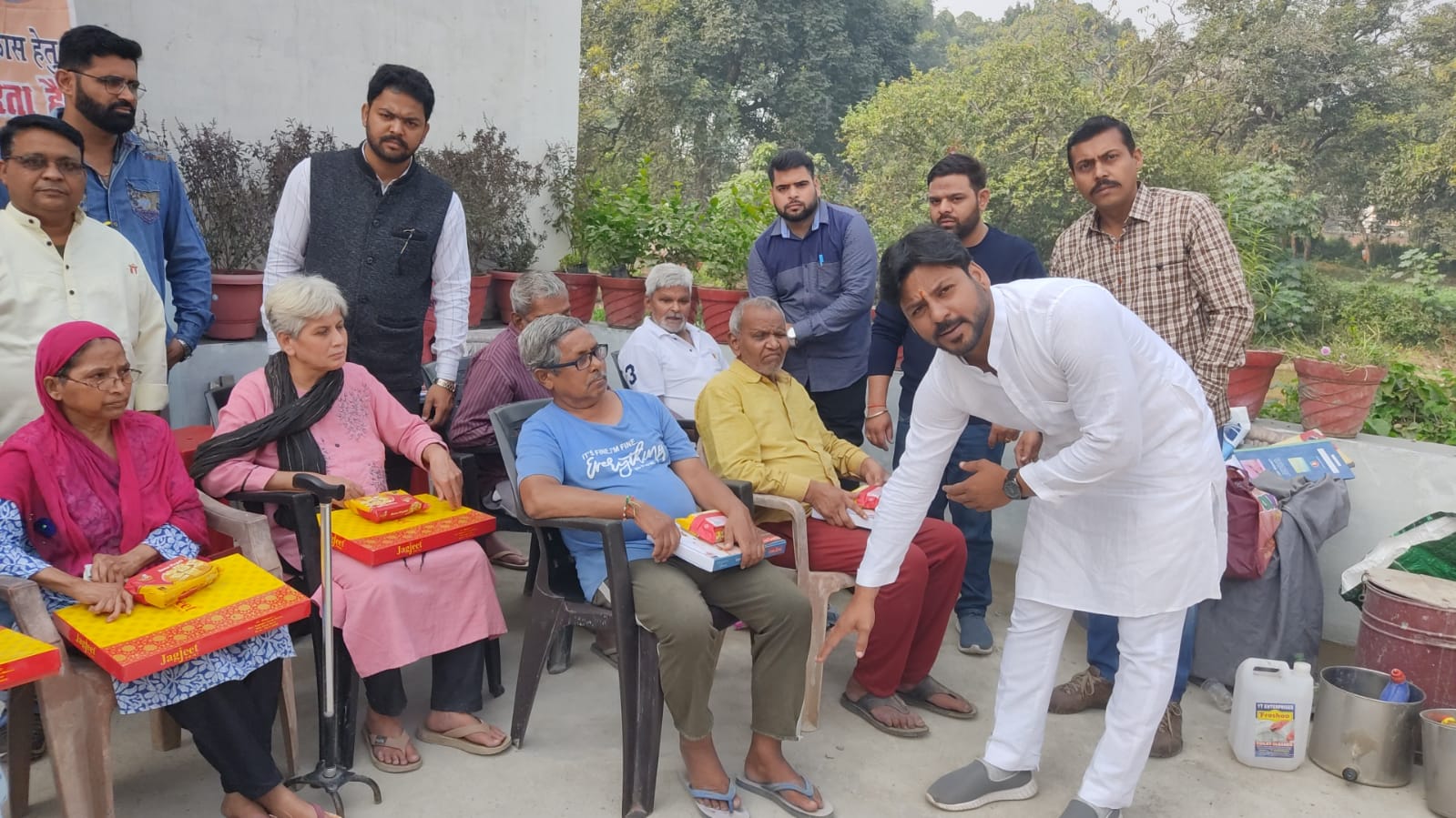 उद्योग व्यापार सुरक्षा मंडल ने वृद्धाश्रम में कपड़े, मिष्ठान भेंट कर बुजुर्गों का आशीर्वाद प्राप्त किया