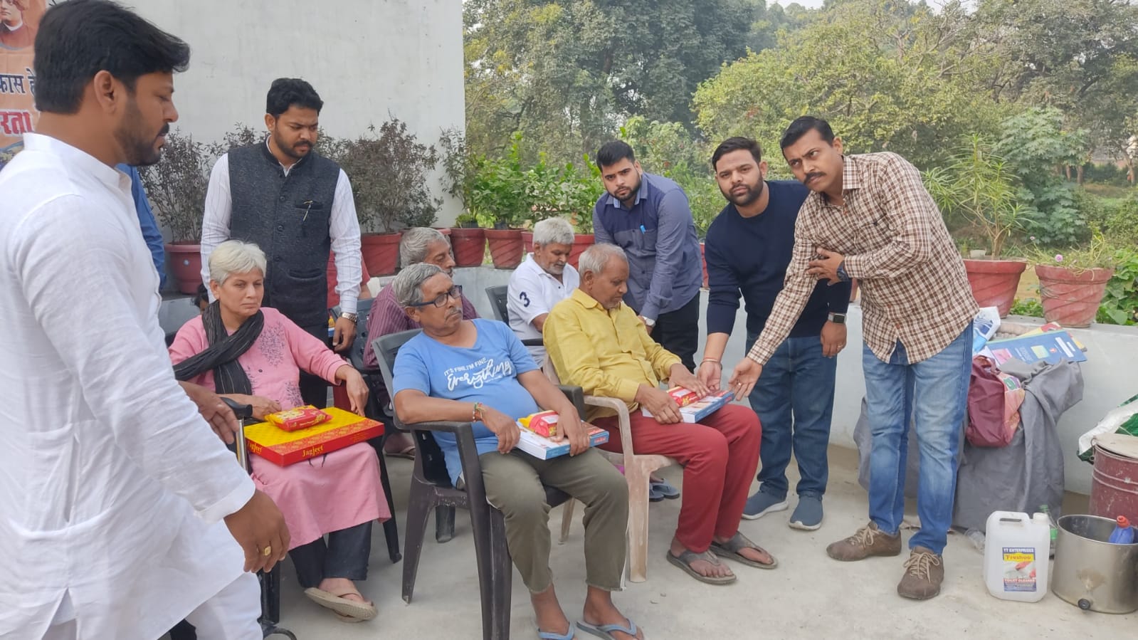उद्योग व्यापार सुरक्षा मंडल ने वृद्धाश्रम में कपड़े, मिष्ठान भेंट कर बुजुर्गों का आशीर्वाद प्राप्त किया