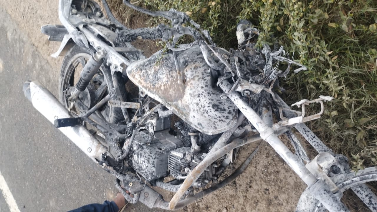 चलती बाइक में लगी आग छात्र की मौत , साथी घायल