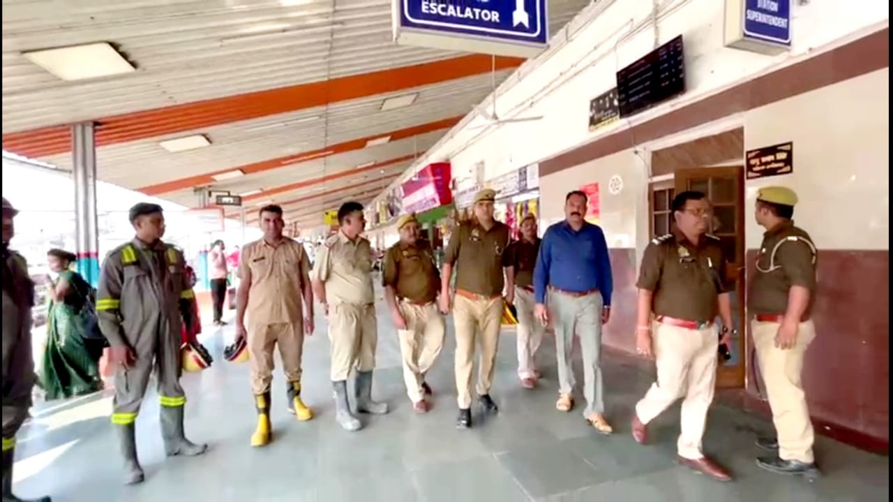 अवध असम एक्सप्रेस की बोगी लगी आग, जंक्शन पर भगदड़