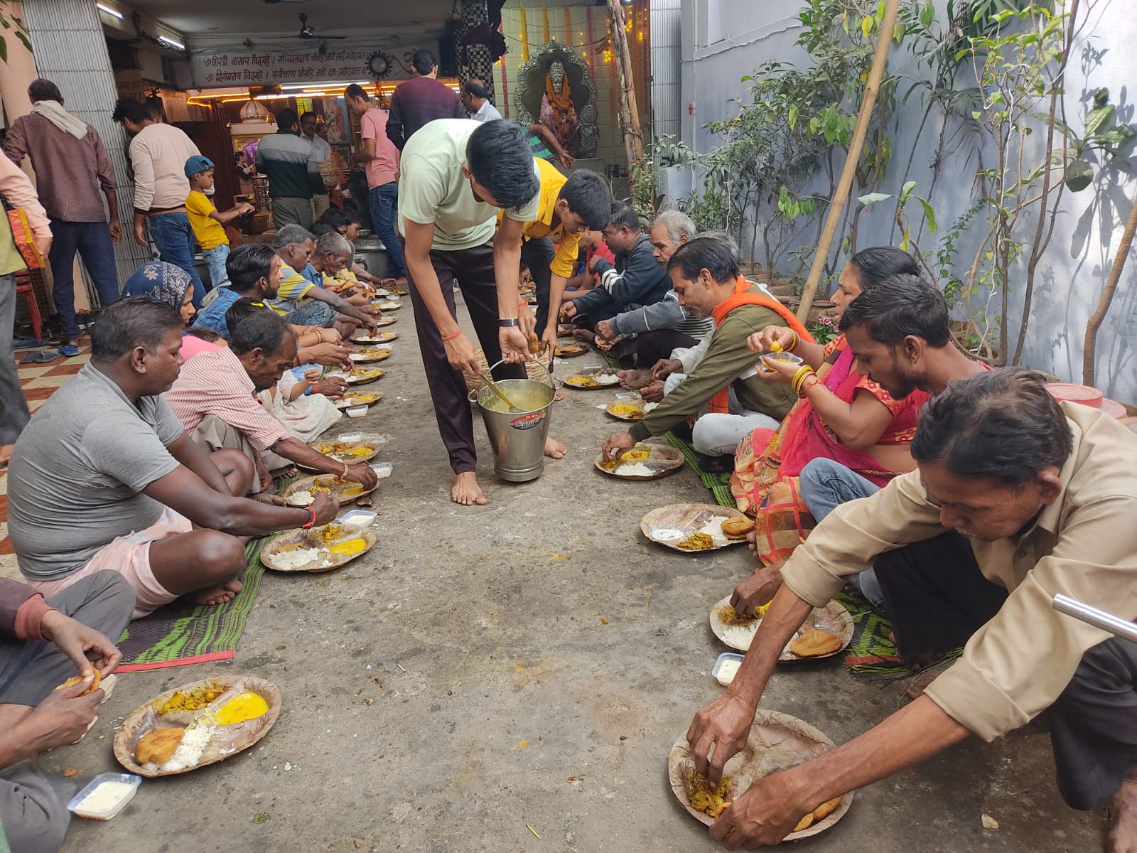 भगवान गिरिराज गोवर्धन की हुई पूजा , हुआ विशाल भण्डारा