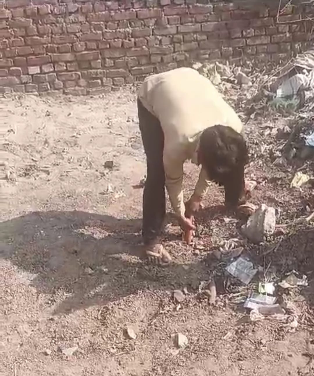 सराय तलफी में दलित की जमीन पर दबंग कर रहे है कब्जा , पुलिस ने नही की कार्रवाई