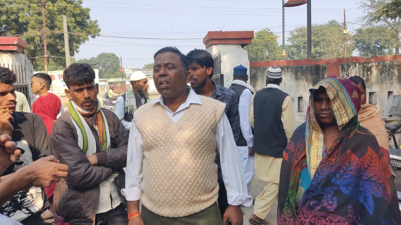 तीन दिन से गायब बुजुर्ग महिला का शव खेत में मिला , बेटी ने जताई हत्या की आशंका