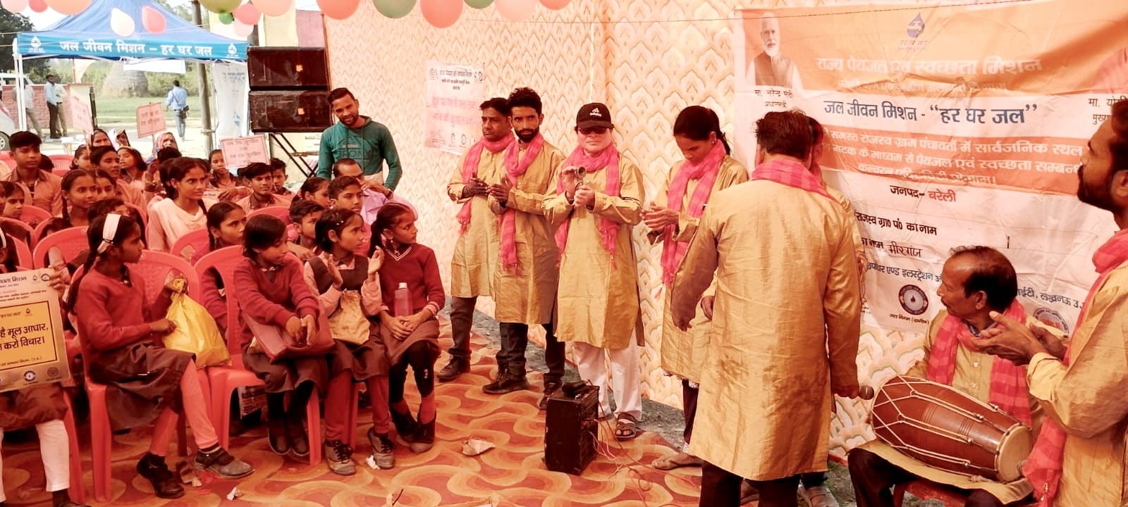 स्कूली बच्चों को पेंटिंग दिखाई गई "जल है तो कल है" की तस्वीर