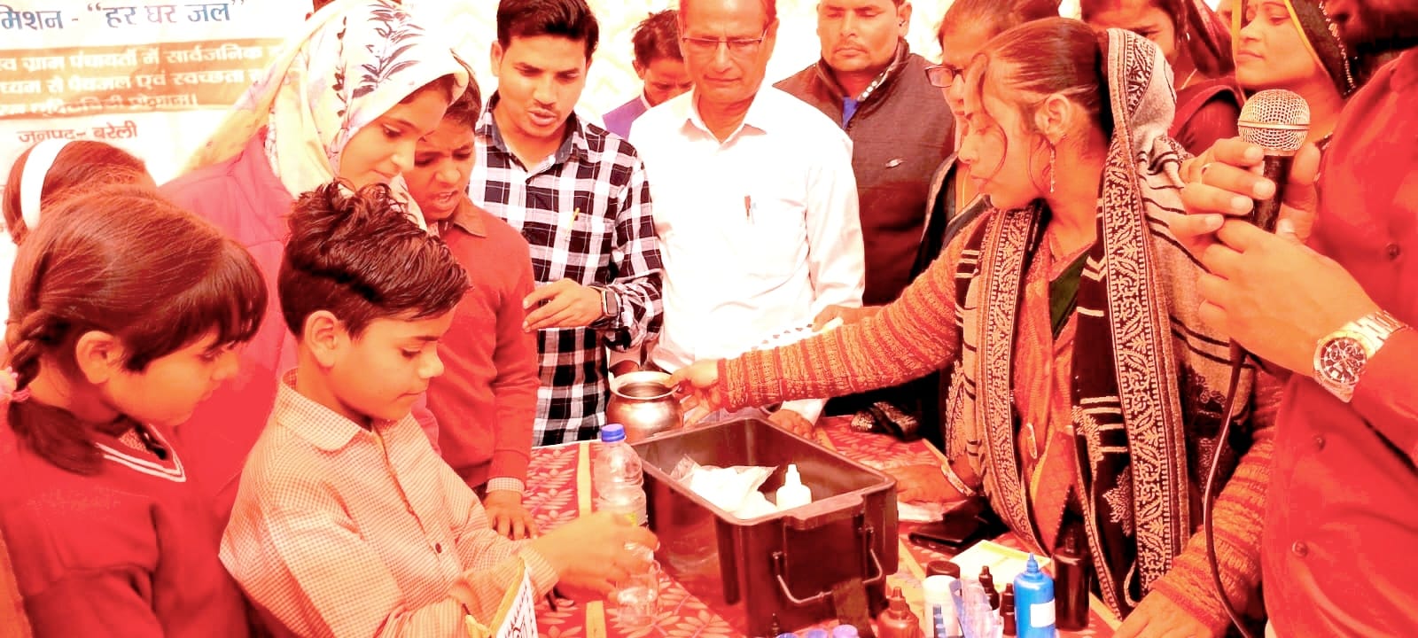 स्कूली बच्चों को पेंटिंग दिखाई गई "जल है तो कल है" की तस्वीर