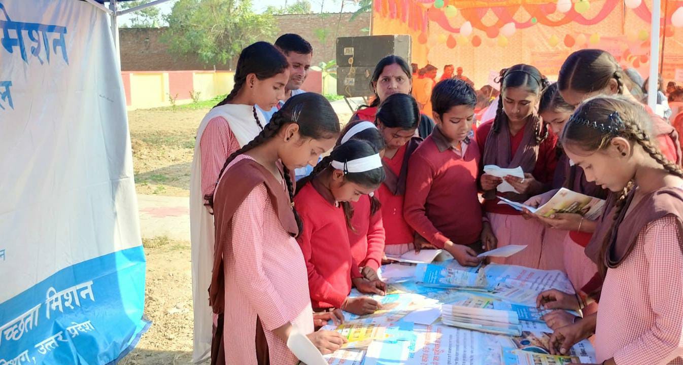 स्कूली बच्चों को पेंटिंग दिखाई गई "जल है तो कल है" की तस्वीर