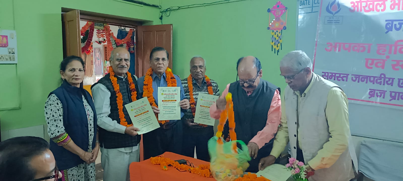 गोष्ठी में लोकतंत्र रक्षक सेनानियों को सम्मानित किया