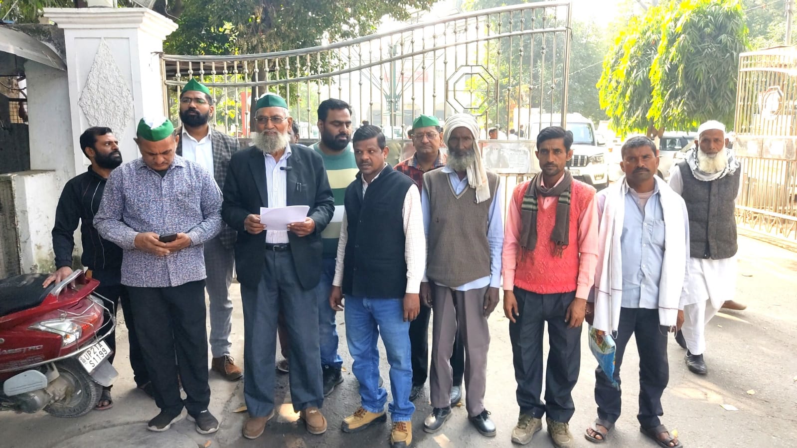 मच्छर , जल भराव , गन्दगी को लेकर भारतीय किसान यूनियन टिकैत गुट ने दिया ज्ञापन