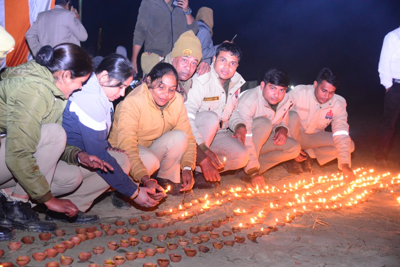 कार्तिक पूर्णिमा पर 5100 दीयों की रोशनी से चमका राम गंगा घाट, माँ गंगा की हुई महा आरती