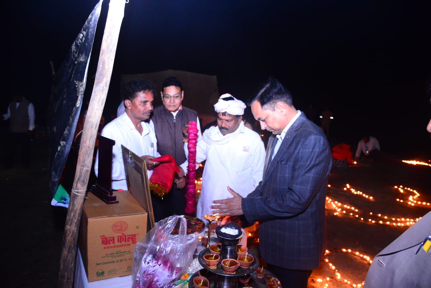 कार्तिक पूर्णिमा पर 5100 दीयों की रोशनी से चमका राम गंगा घाट, माँ गंगा की हुई महा आरती