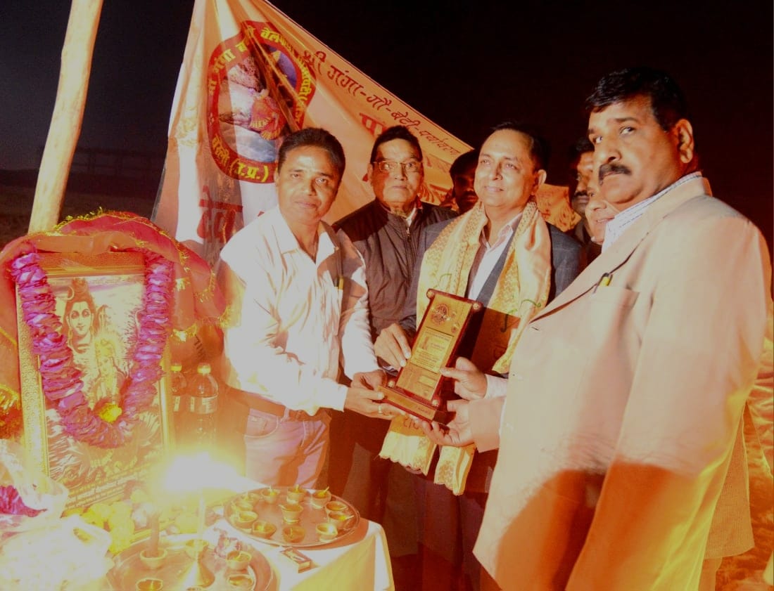 कार्तिक पूर्णिमा पर 5100 दीयों की रोशनी से चमका राम गंगा घाट, माँ गंगा की हुई महा आरती