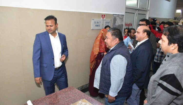 जिला महिला अस्पताल में शॉर्ट सर्किट से लगी आग का डीएम ने किया निरीक्षण