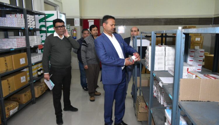 जिला महिला अस्पताल में शॉर्ट सर्किट से लगी आग का डीएम ने किया निरीक्षण