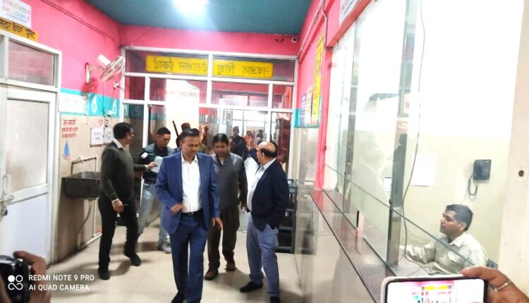 जिला महिला अस्पताल में शॉर्ट सर्किट से लगी आग का डीएम ने किया निरीक्षण