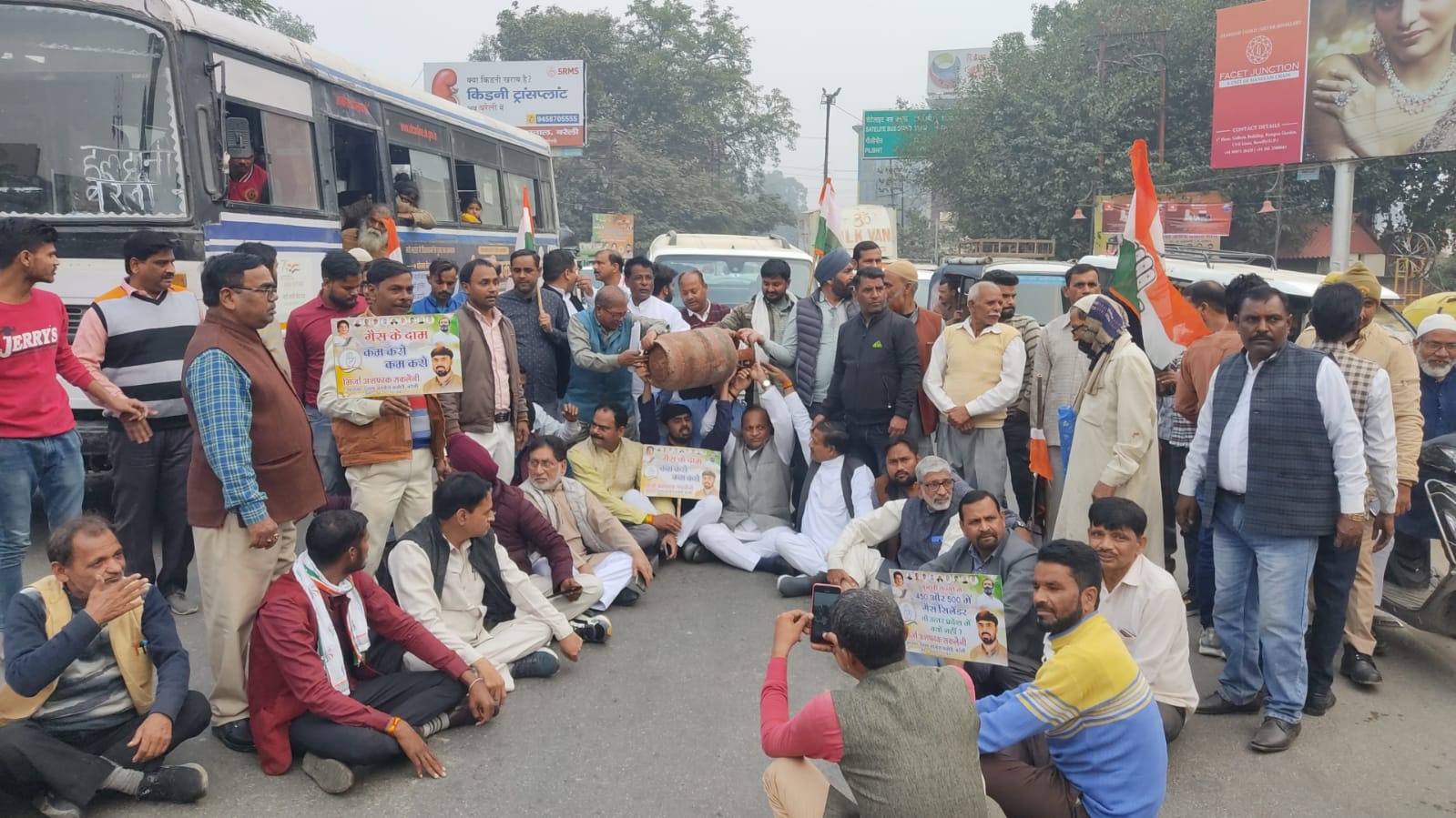 राजस्थान , छत्तीसगढ़ में 450 रूपये में गैस सिलेण्डर देने का भाजपा वादा, उत्तर प्रदेश में 450 का क्यों नही : कांग्रेस