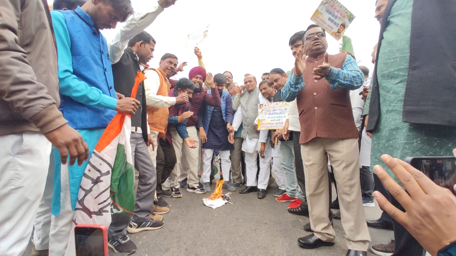 राजस्थान , छत्तीसगढ़ में 450 रूपये में गैस सिलेण्डर देने का भाजपा वादा, उत्तर प्रदेश में 450 का क्यों नही : कांग्रेस