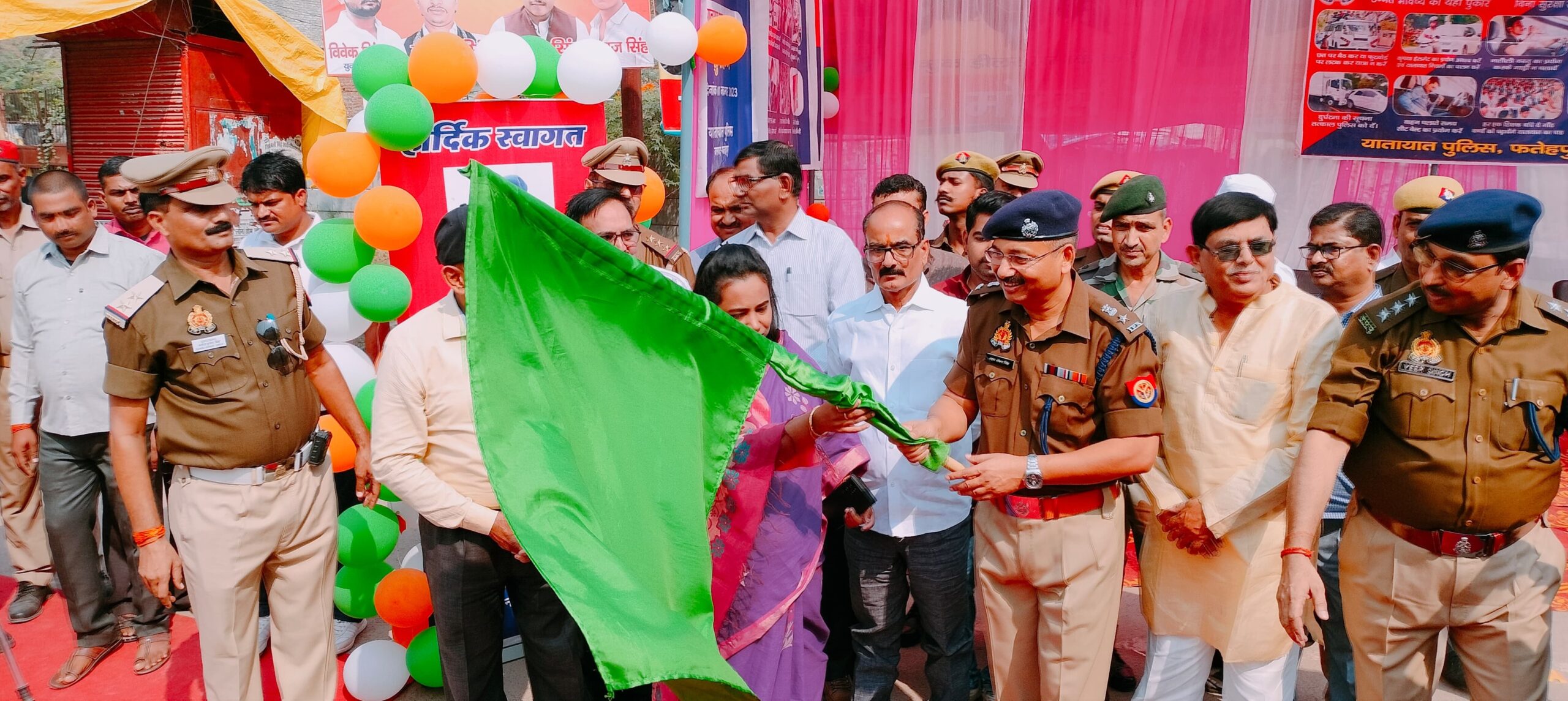 फतेहपुर में सुरक्षित यातायात के लिए डीएम-एसपी ने किया जागरूक