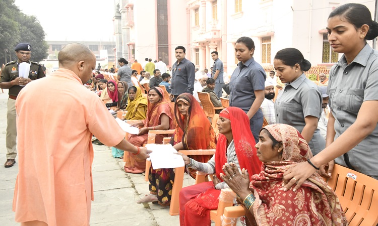 कब्जामुक्त कराएंगे दबंगों से जमीन, आवास भी बनवाएंगे: सीएम योगी