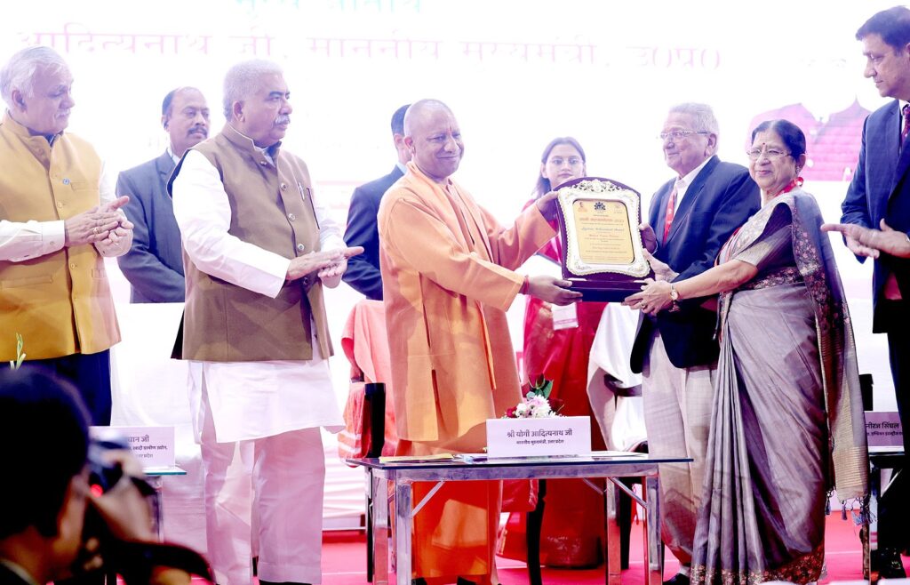 उद्यमी महासम्मेलन में सीएम योगी ने कहा- रिफॉर्म, परफॉर्म की सोच के साथ काम कर रही सरकार