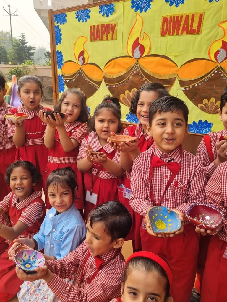 एसकेडी एकेडमी में धूमधाम से मनाया गया दीपोत्सव पर्व  