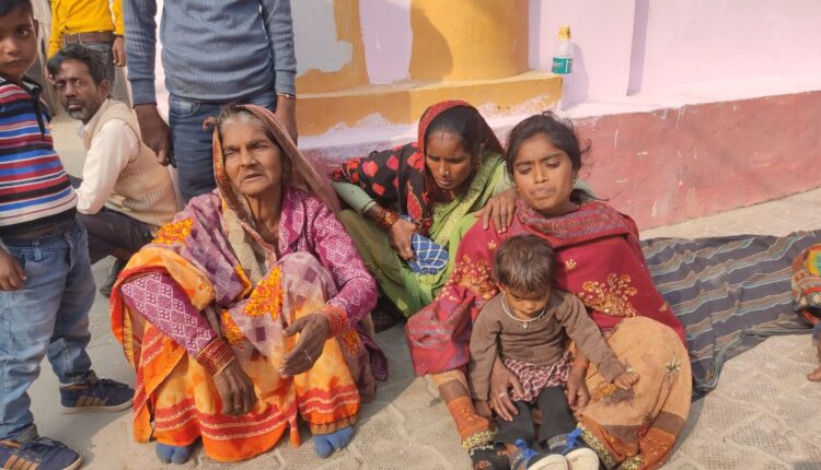 जयपुर जा रही डबल डेकर चलती बस से कंडक्टर और ठेकेदार ने यात्री को फेंका ,यात्री की बस से कुचलकर मौके पर मौत