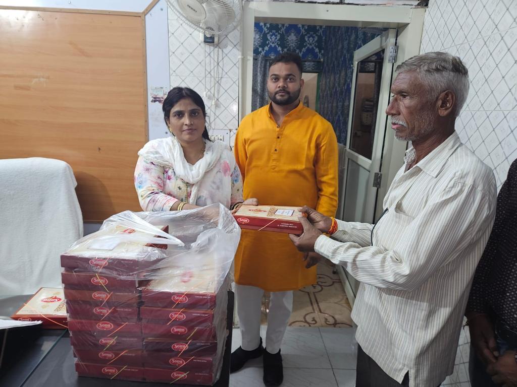 तीन राज्यों में पूर्ण बहुमत की सरकार बनने पर नगर पंचायत चेयरमैन ने बांटी मिठाई